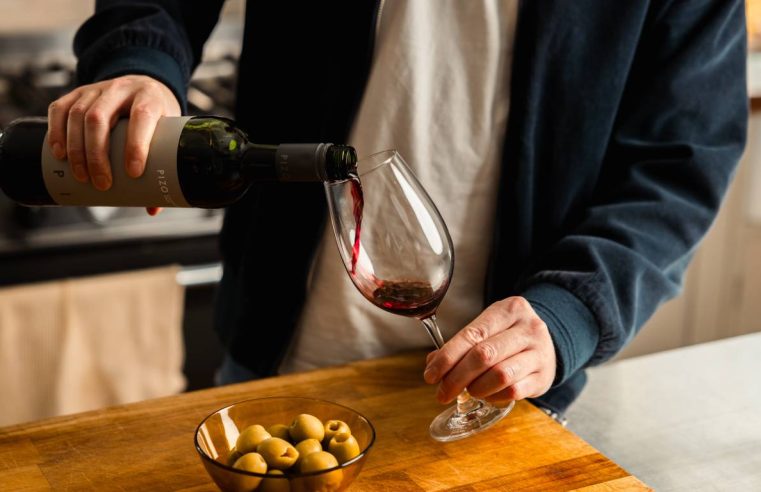 How to Serve English Wine at the Right Temperature